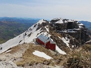 52 Rif. Azzoni (1860 m) con vista verso il Pizzo Daina